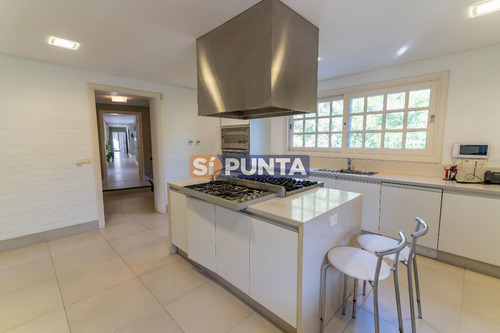 Imagen 16 de 30 de Mansión De Estilo Clásico En Venta En El Corazón De Beverly Hills.