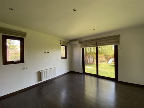 Casa En Venta De 4 Dorm. En Colina