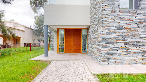 Venta Casa De 4 Dormitorios En Miralagos