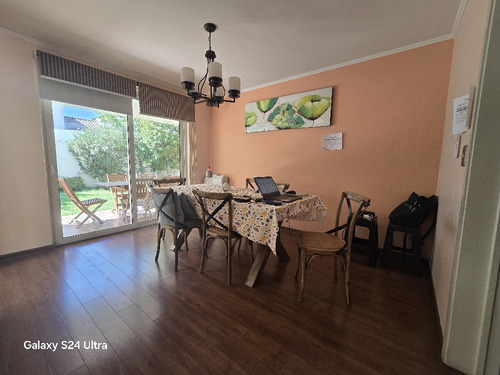Casa Con Excelente Distribución Y Mantención