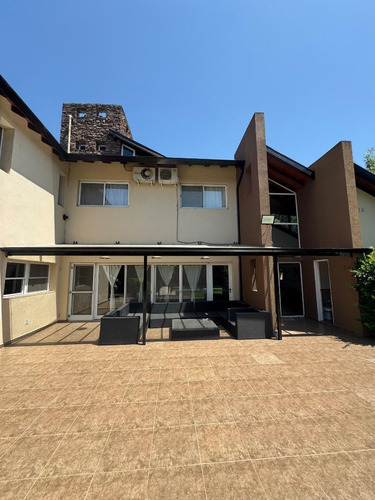 Casa En Alquiler - Moderna C/ Quincho, Pileta, Jardín Y Cochera Para 4 Autos - Campos De Alvarez
