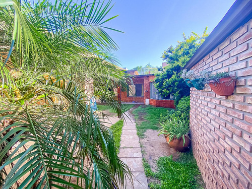 Casa De Tres Dormitorios En Venta En Capitan Bermudez Con Cochera Y Patio