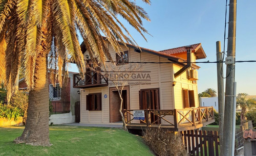 Cabaña De Madera En Venta En Punta Fría, Con Hermosas Vistas
