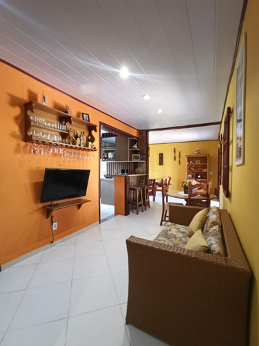 Ótima Casa Completa, Arejada Em Local Privilegiado.