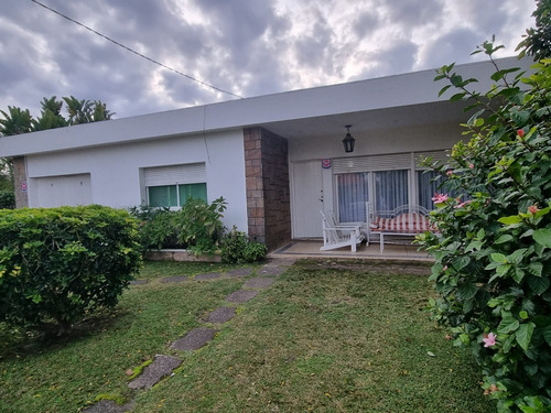 Imagen 1 de 18 de Venta En Atlantida, 4 Dormitorios, 2 Baños 399at