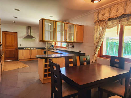 Casa En Venta De 6 Dorm. En Talca