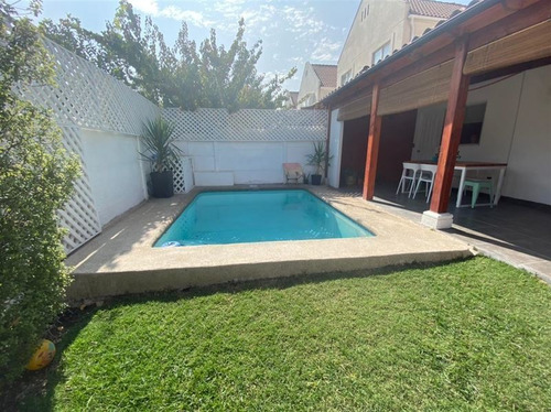 Casa En Venta De 3 Dorm. En Peñalolén