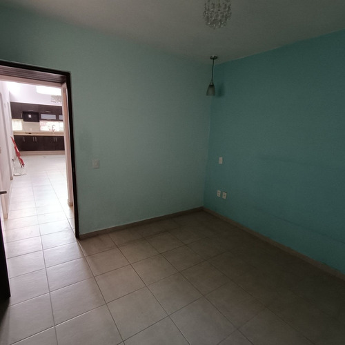 Casa En Venta En Residencial Las Moras, De Una Planta Con Doble Altura La Tijera