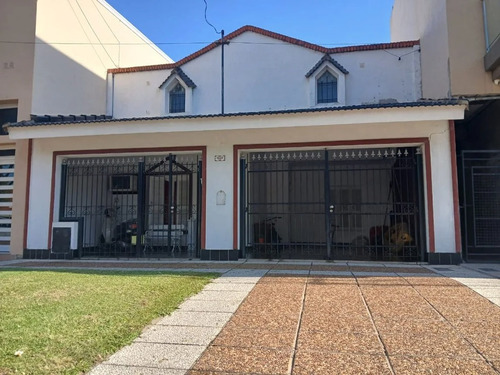 Excelente Casa Familiar Con Gran Patio Y Pileta