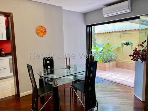 Comodo Apartamento Con Terraza Privada En Venta En Los Naranjos De Las Mercedes 25-24005