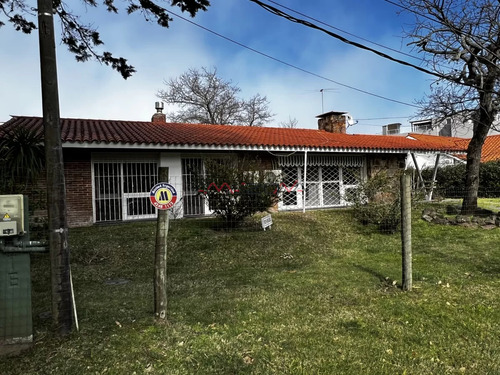 Casa De 4 Dormitorios Ideal Para Vivir Todo El Año A Metros De La Playa Mansa. Amplio Garaje Cerrado