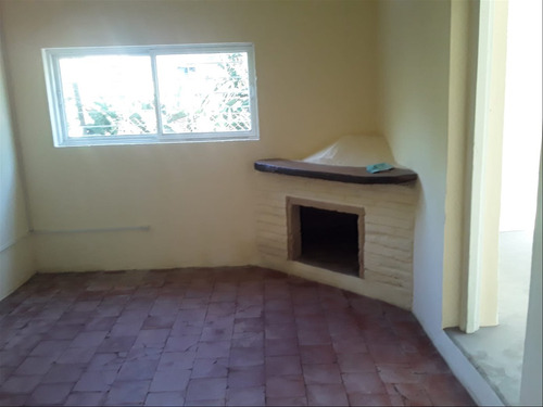 Casa De 2 Dormitorios En Venta, Con Amplio Terreno!