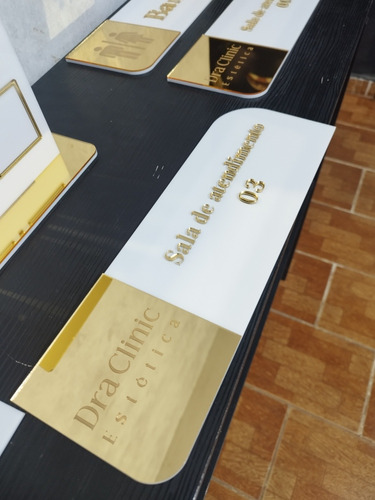 Placa Com Logo Em Acrílico Personalizada Clínica Estética