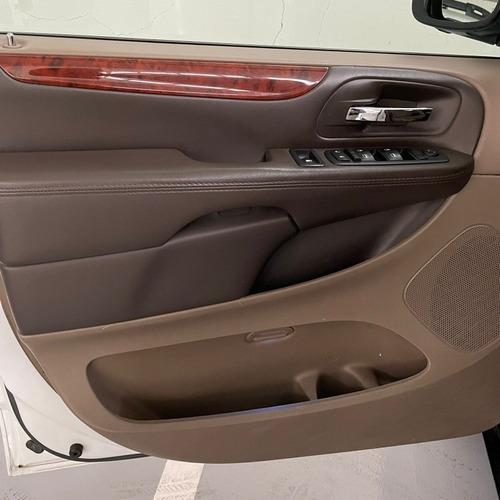 Imagen 10 de 12 de Chrysler Town & Country 2014 3.6 Lx Automática
