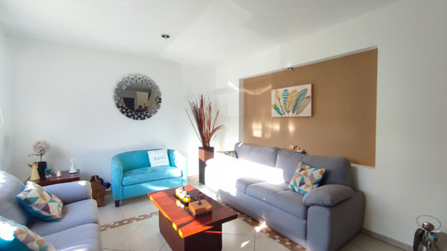 Casa En Venta En Colinas Del Bosque 3ra Seccion, Corregidora, 5 Habitaciones