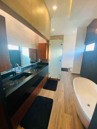 | Amplia Casa Residencial, En Venta. |