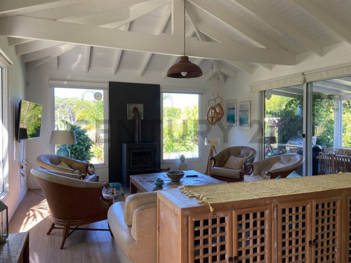 Cómoda Casa A Pasos De La Playa Brava