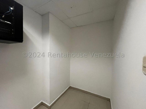 En Alquiler Moderna Oficina En Torre Empresaria, Con 2 A/a De 5 Toneladas C/u, Recepcion Y Sub Dividida En 4 Cubiculos En Vidrios, 2 Salas De Baño Y Mas, Hagamos Negocios, Contactame Dennymar B4b8o69
