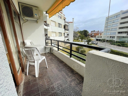 Imagen 10 de 14 de Apartamento En Venta A Una Cuadra Del Mar, Reciclado Y Con Parrillero Propio.