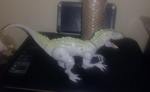 2015 Hasbro Jw Indominus Battle Damage Chomping 28 Cm (Usado)