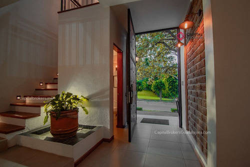 Casa En Venta De Lujo Bugambilias Zona Sur