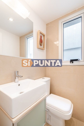 Imagen 22 de 28 de Apartamento De Tres Dormitorios En Suite En Alquiler Con Vista El Mar En Primera Línea Playa Brava