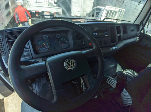 Imagem 6 de 9 de Caminhão Toco Baú Porta Lateral Vw 15190 Único Dono Financia