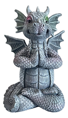 Estatua De Dragón Meditando Con Las Manos Entrelazadas.