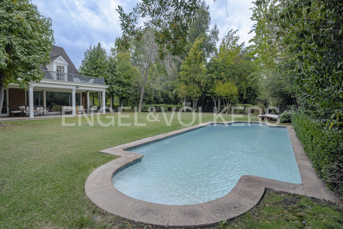 Casa Con Amplio Jardín En El Huinganal