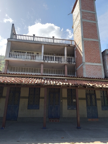 Imagen 2 de 6 de Se Alquila Edificio De Tres Pisos En Macuto