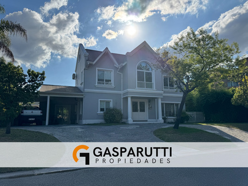 Casa En Venta En Barrio Septiembre, 5 Ambientes Con Pileta