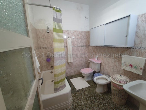 En Venta Bonita Y Cómoda Casa En La Carlota Muy Bien Mantenida, Acogedora Con Techos Altos, Excelente Distribución, Posee Un Patio Interno Vi Mls #25-1601