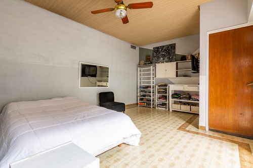 Casa En Venta En Floresta, Con Terraza, Quincho Y Parrilla. Cochera Doble.