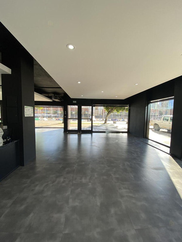Exclusivo Local Aaa En Esquina - 400 M2 - Amplio Frente Sobre El Dique