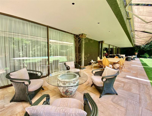 Casa En Venta De 1.300m2. Las Condes