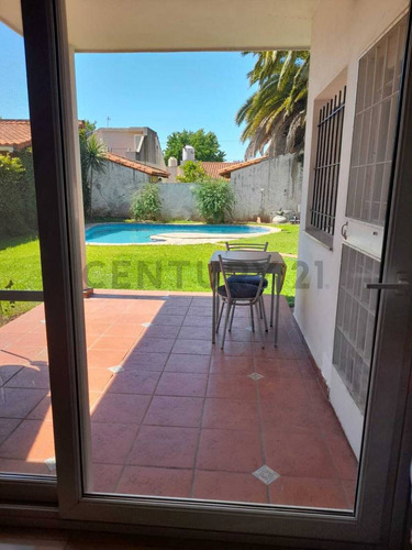 Casa En Venta Olivos - Roche - 6 Ambientes - Pileta - Parrilla - 2 Cocheras