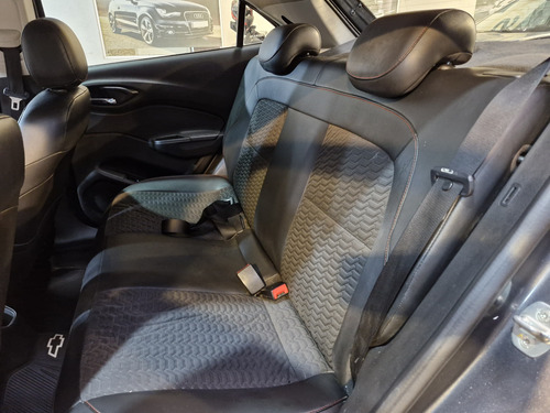 Chevrolet Onix -chocado-