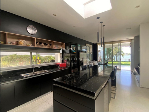 Casa En Venta Y Alquiler A La Laguna, Con 3 Dormitorios. Barrio Santa Bárbara, General Pacheco, Tigre.