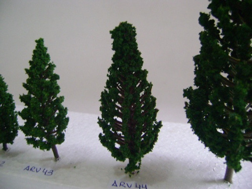 Nico 10 Pinos De 8,5 Cms Alto Plastico Y Esponja H0 (arv 44)