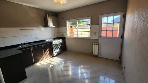 Venta De Casa 4 Ambientes Con Fondo Hurlingham