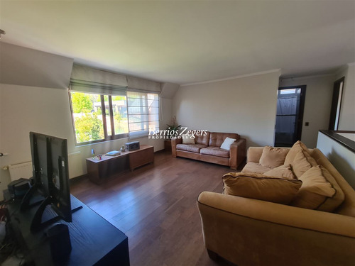 Casa En Venta De 4 Dorm. 5 Baños En Condominio En Las Condes