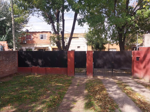 Casa Al Frente , 2 Ingresos,  Con Amplio Patio Y Cochera Semi Cubierta Para 3 / 4 Vehiculos 3 Dormitorios Mas Remanente De Terreno Libre De Construccion En La Parte Trasera