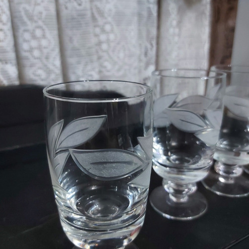 Imagem 4 de 9 de Taça Cristal Lapidado Jateado Fundo Grosso Com 4