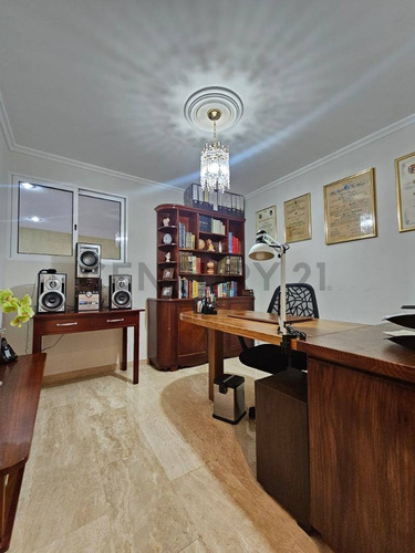 Casa En Venta Los Castores Totalmente Remodelada, Amoblada Acabados De Lujo.