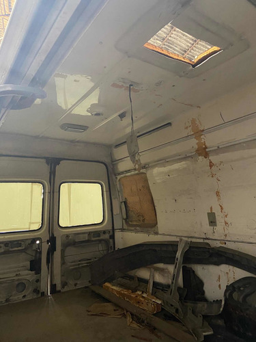 Ford Transit 2.5d Furgon Chocada Al Día Con Faltantes