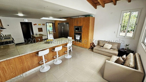Casa En Venta En La Trinidad Remodelada En Calle Cerrada 25-5053 Jc