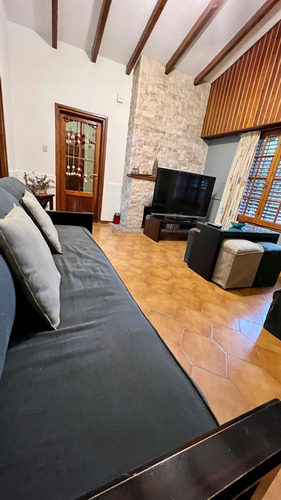 Chalet Ganesha . A Metros Del Lago Y A 3 Cuadras Del Centro , 9 Personas/ 6 Ambientes/ Pileta/ Calefaccion