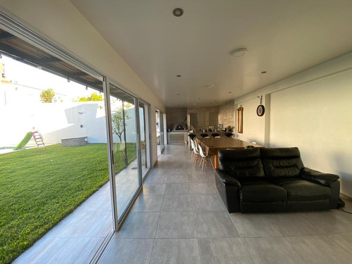 Casa 5 Ambientes 350 M² Cub, - Garage 2 Autos - Pileta - Haedo