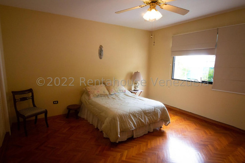 Bella Casa, Con Amplios Espacios Y Jardines Ubicada En Calle Cerrada. 25-17564.
