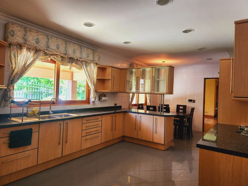 Casa En Venta De 6 Dorm. En Talca